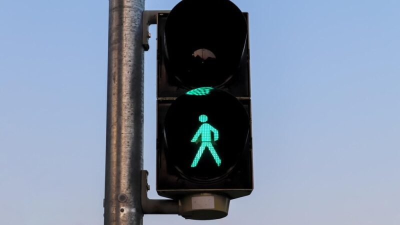 Bezpieczna droga do szkoły: Policjanci edukują uczniów w Jasienicy
