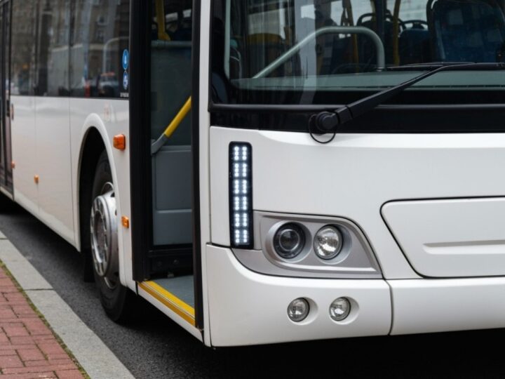 Nowy buspas w Al. Zielenieckiej: rewolucja w komunikacji miejskiej Warszawy