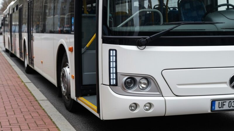 Nowy buspas w Al. Zielenieckiej: rewolucja w komunikacji miejskiej Warszawy