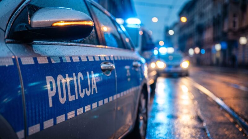 Zatrzymany w szafie: Kradzież rozbójnicza w nowodworskim supermarkecie