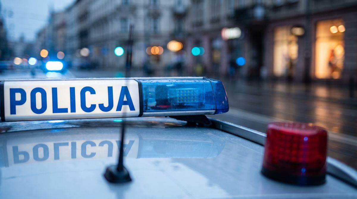 Złamał zakaz prowadzenia, a w mieszkaniu miał narkotyki i cudzą kartę płatniczą